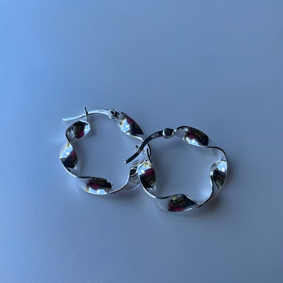 Sterling silver twisted hoop earrings - Picture 7 of 8